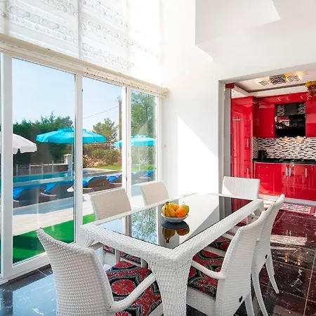 Unique C - 4 Bedroom Private In Quiet Area Of Ovacik *